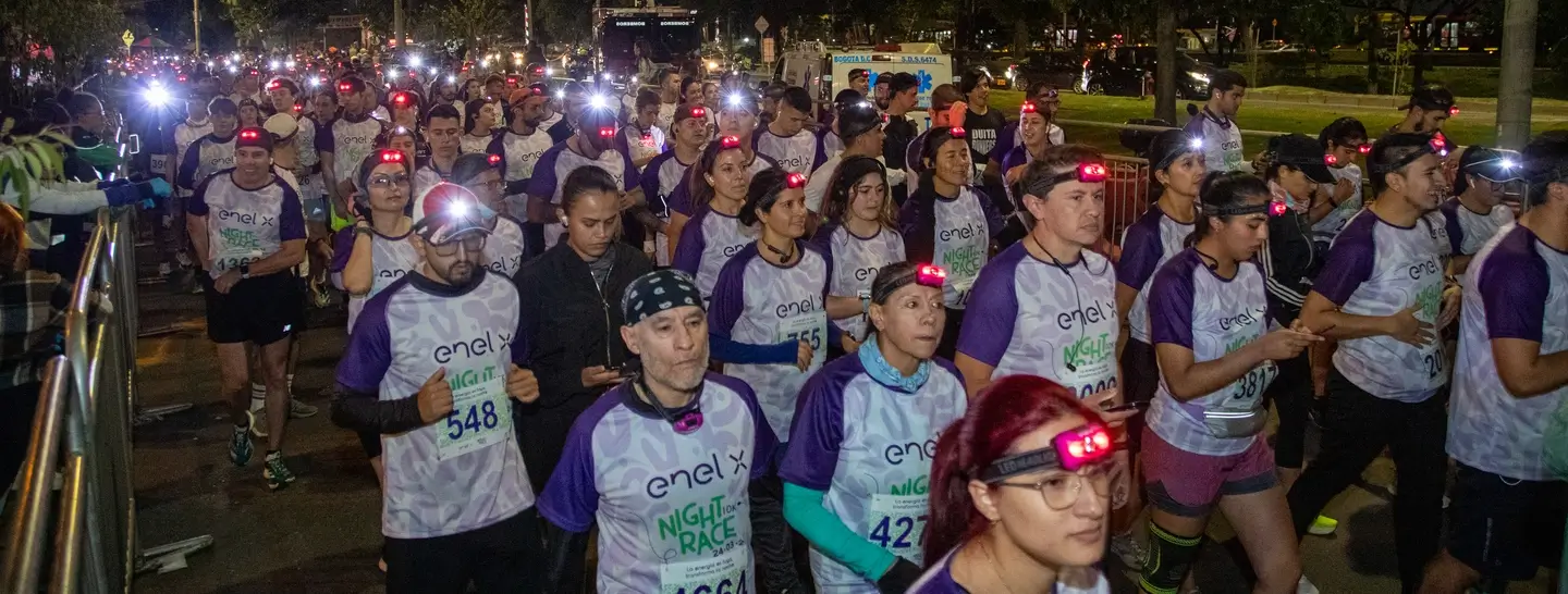 Participantes de la carrera nocturna Enel X Night Race 10K iniciando el recorrido.