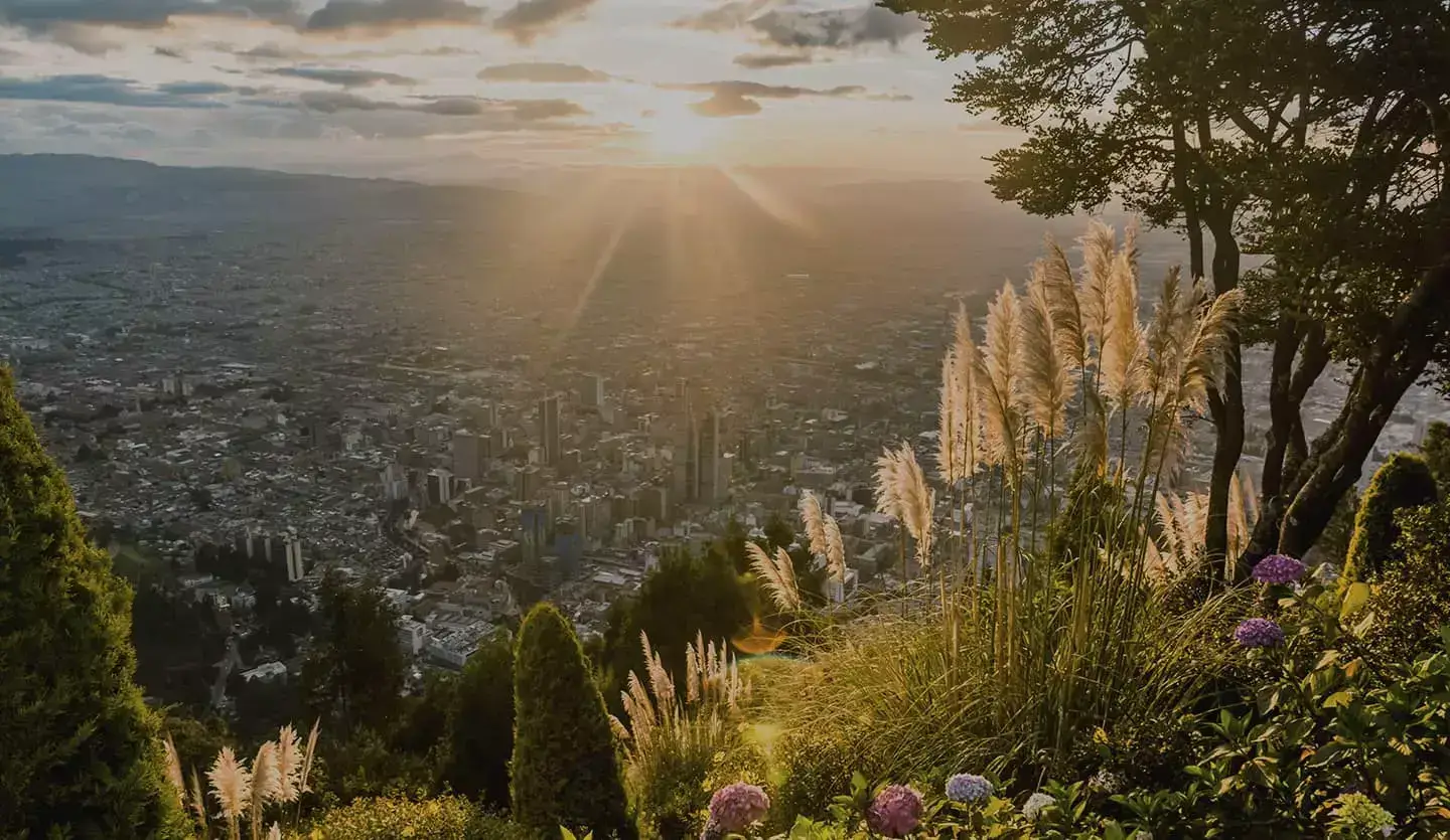 Banner, vista de Bogotá desde sus cerros, en un  día soleado, inspírate a la sostenibilidad energética  con Enel X.