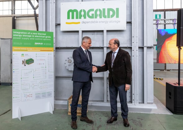 Augusto Raggi e Mario Magaldi si stringono la mano